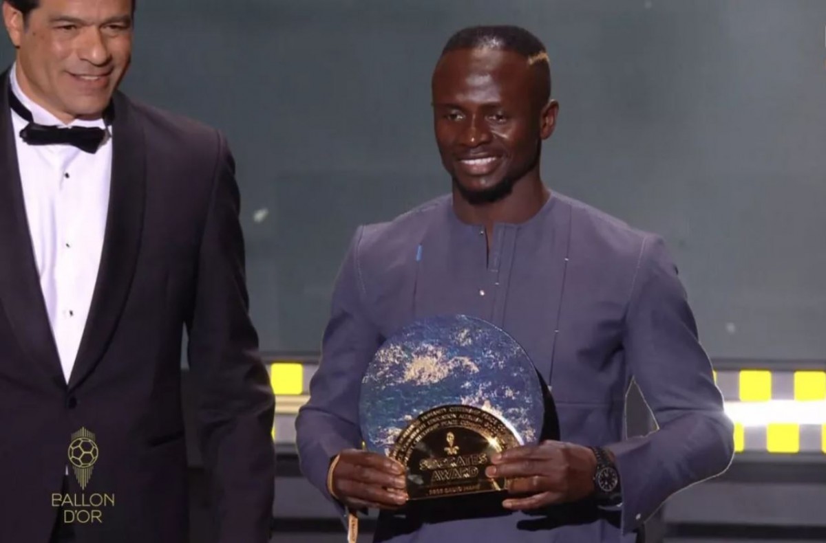 Bayern-Munich-player-Sadio-Mane-received-the-Socrates-Award-for-his-help-in-Senegal. Real Madrid's French Striker Karim Benzema Won The Ballon d'Or Award Given To The Player Of The Year. Life Sport 